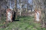Butzow, alte Torpfeiler vor dem Park von Süden, März 2014; Foto: D. Schnell