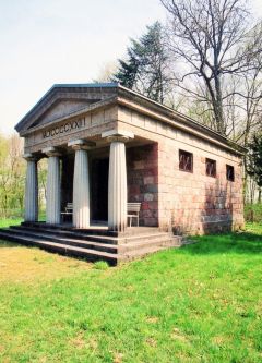 Bandelin, Waldfriedhof, Mausoleum der Familie von Behr, April 2008; Foto: D. Schnell