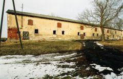 Biziker (Biesiekierz), Stallgebäude von Süden, März 2006; Foto: D. Schnell