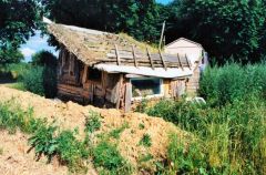 Breechen, Wohnhütten im Camp der Autobahngegner in Nähe des westlichen Parkrands, Juli 1997; Foto: D. Schnell