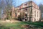 Butow (Bytowo), Ruine des Herrenhauses von Südwesten, April 2000; Foto: D. Schnell